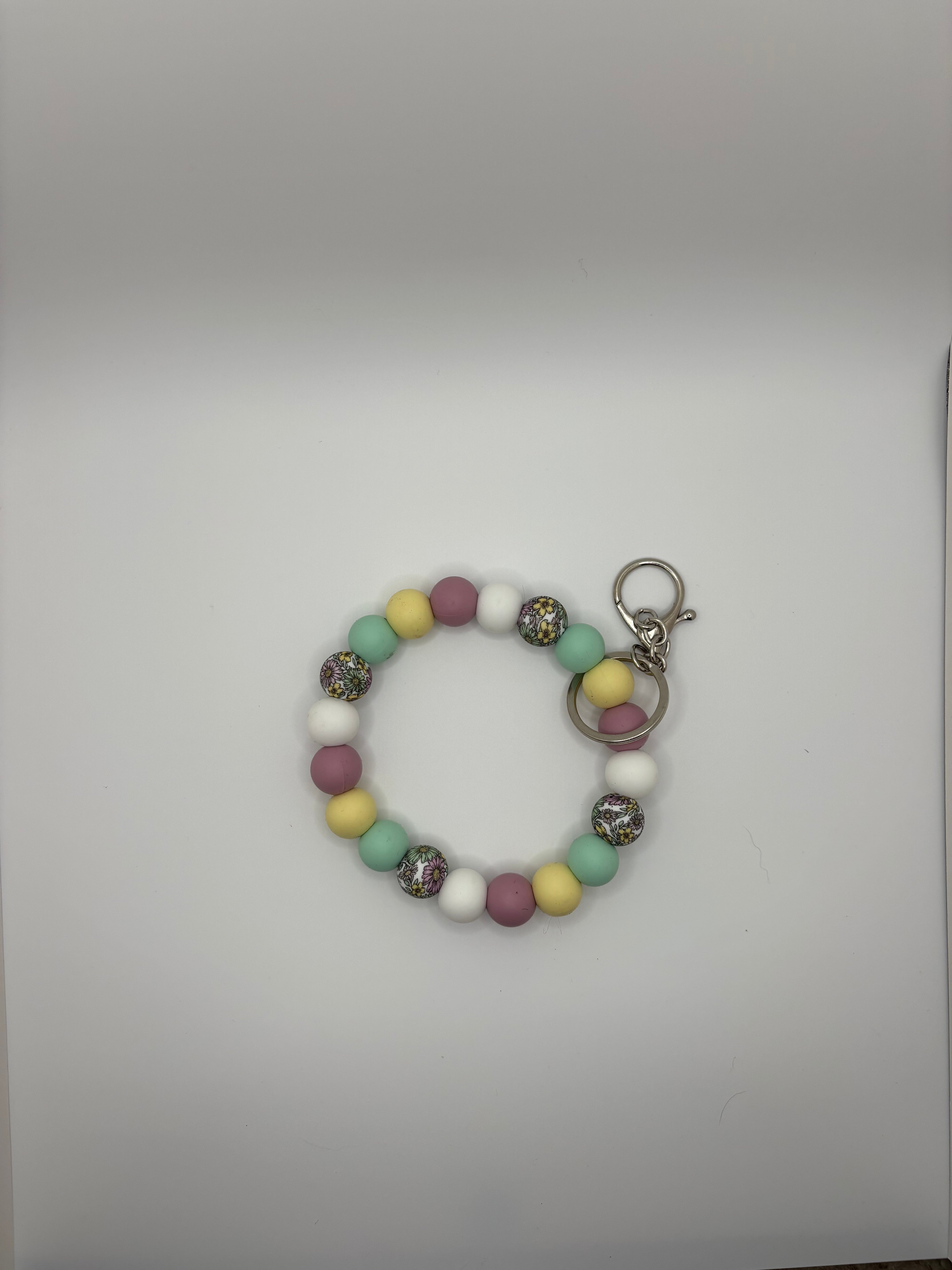 field of daisy wristlet