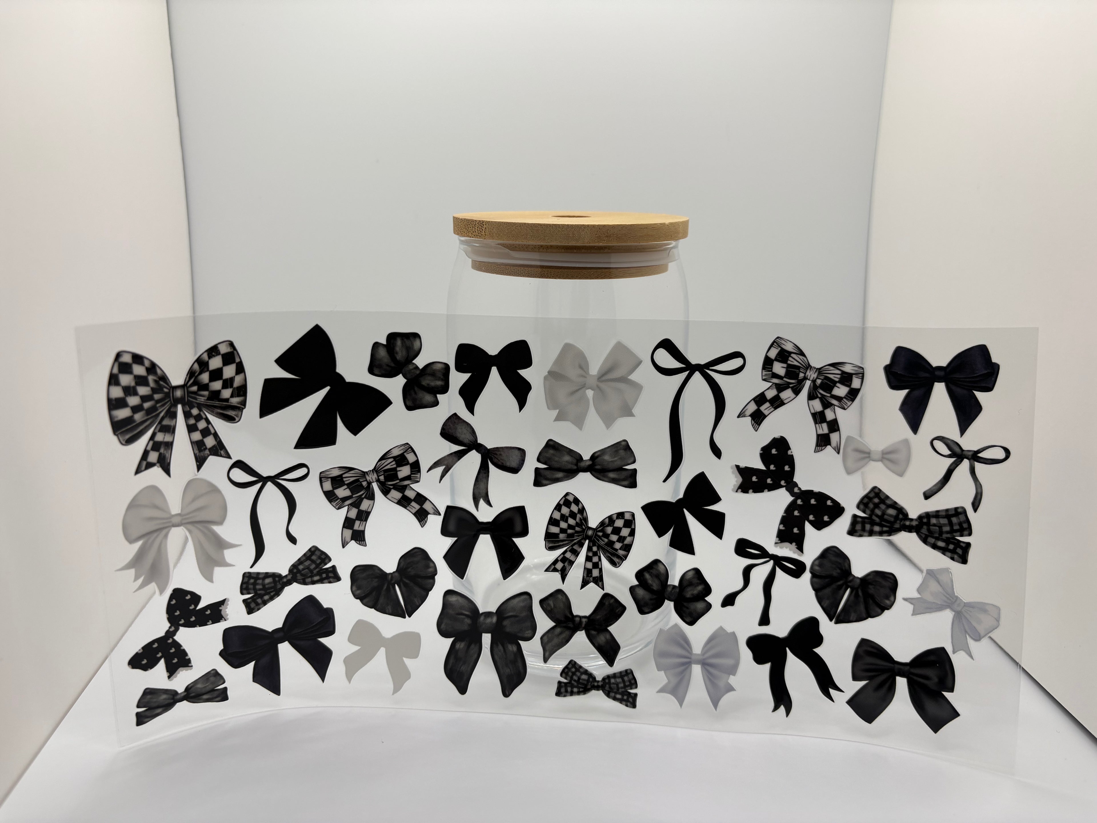 16 oz black and white bow cup